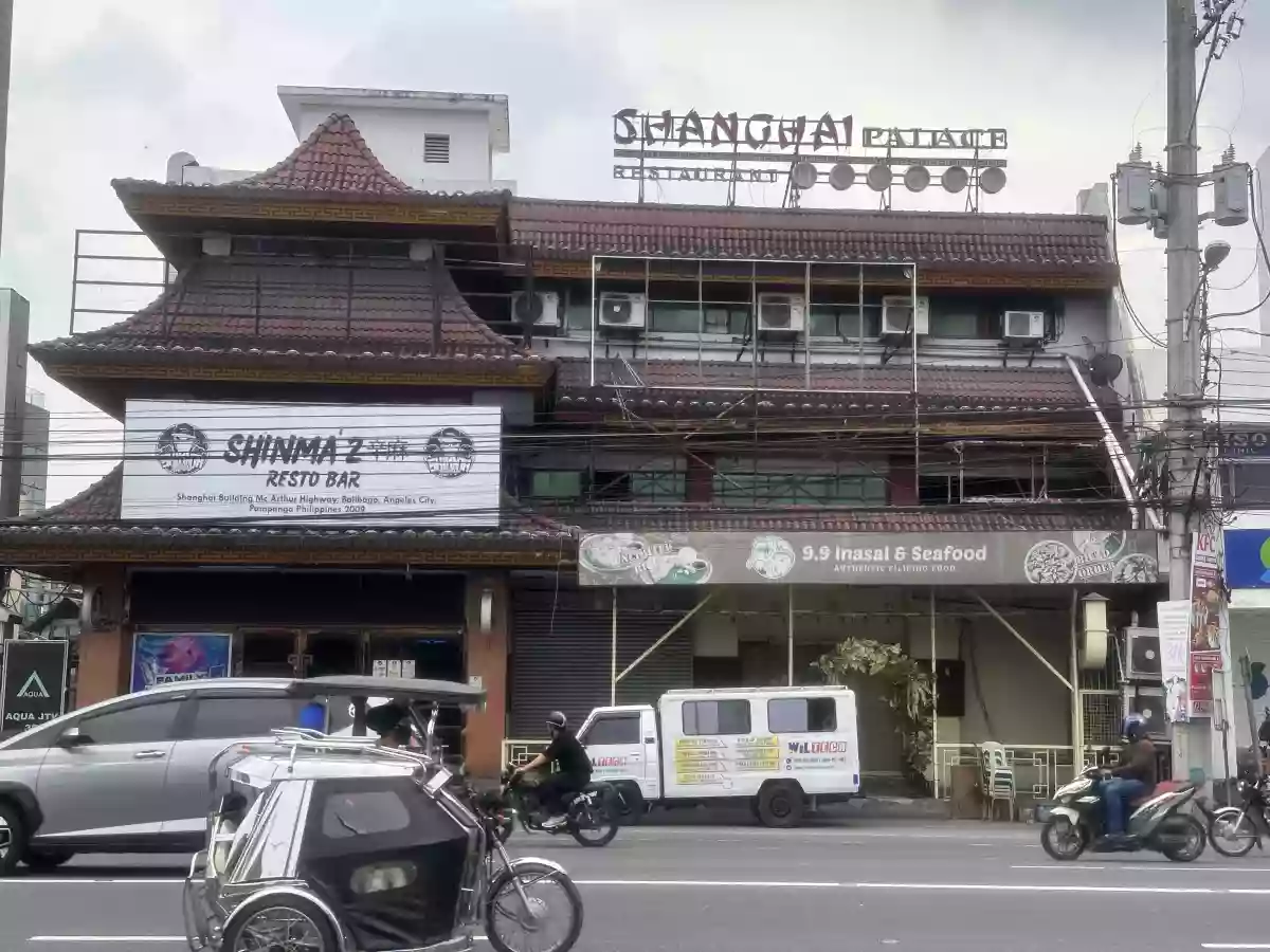 Commercial Building along McArthur Hi-way — Building in MacArthur Highway, Angeles, Pampanga — Photo 2