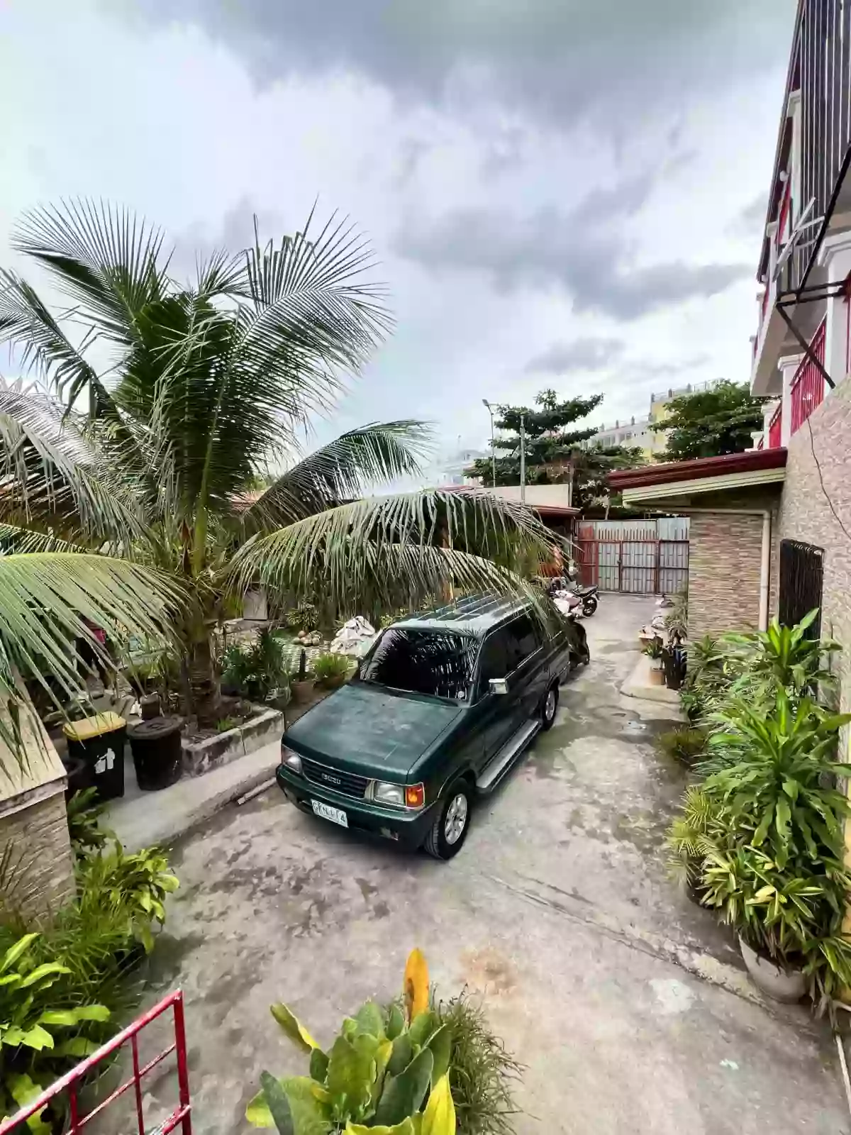 INCOME GENERATING PROPERTY 3 COMMERCIAL UNITS WITH 3 STOREY HOUSE AND 5 APARTMENTS — Apartment in Cebu, Philippines — Photo 5