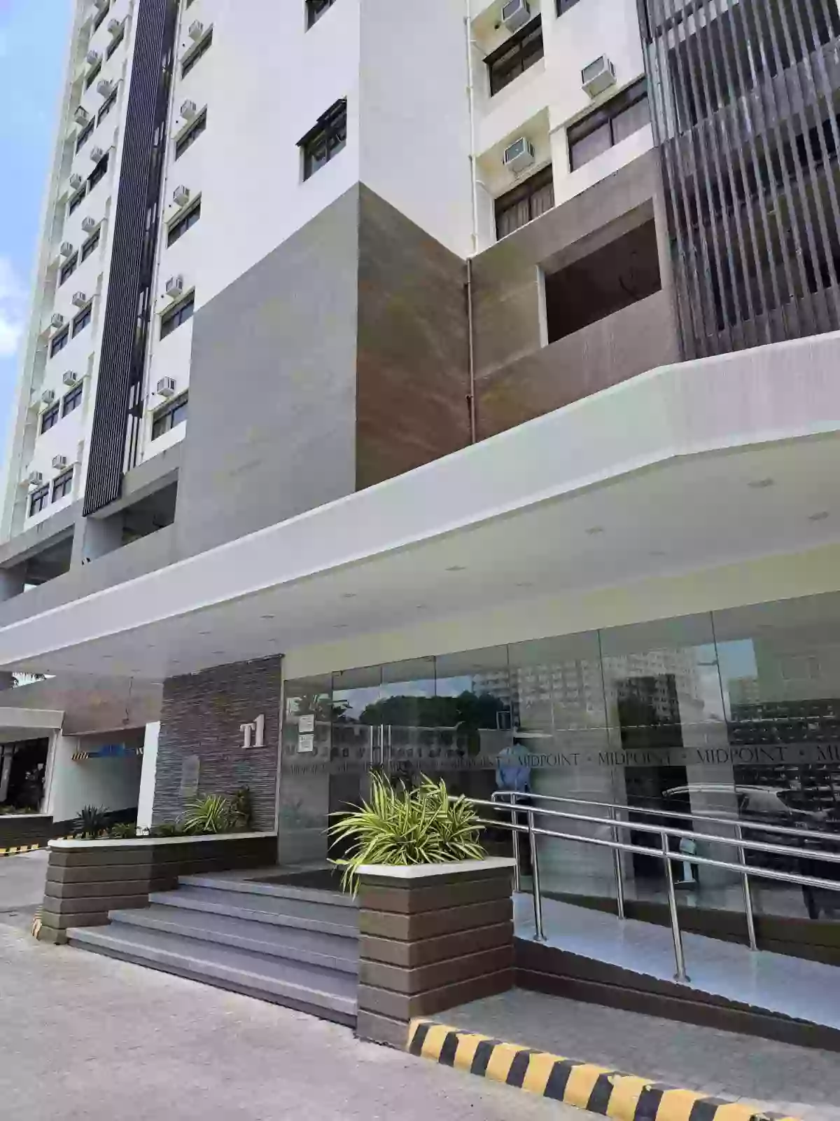 Open photo 14 of 17 — FOR SALE 2BEDROOM UNIT AT MIDPOINT RESIDENCES with Parking 