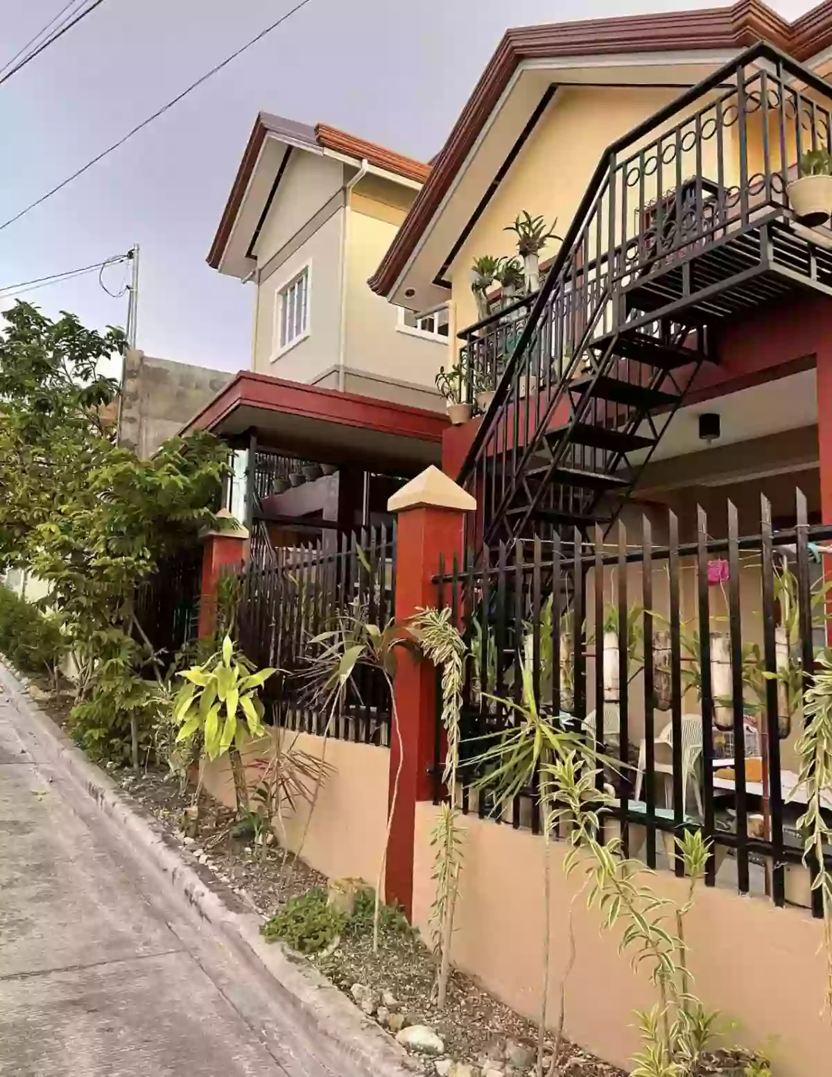 RUSH FOR SALE HOUSE & LOT, BIRTHING CLINIC, 2 GOLDEN HAVEN MEMORIAL LOTS AND STRADA MODEL 2012 — House and Lot in de Julio Street, Minglanilla, Cebu — Photo 4
