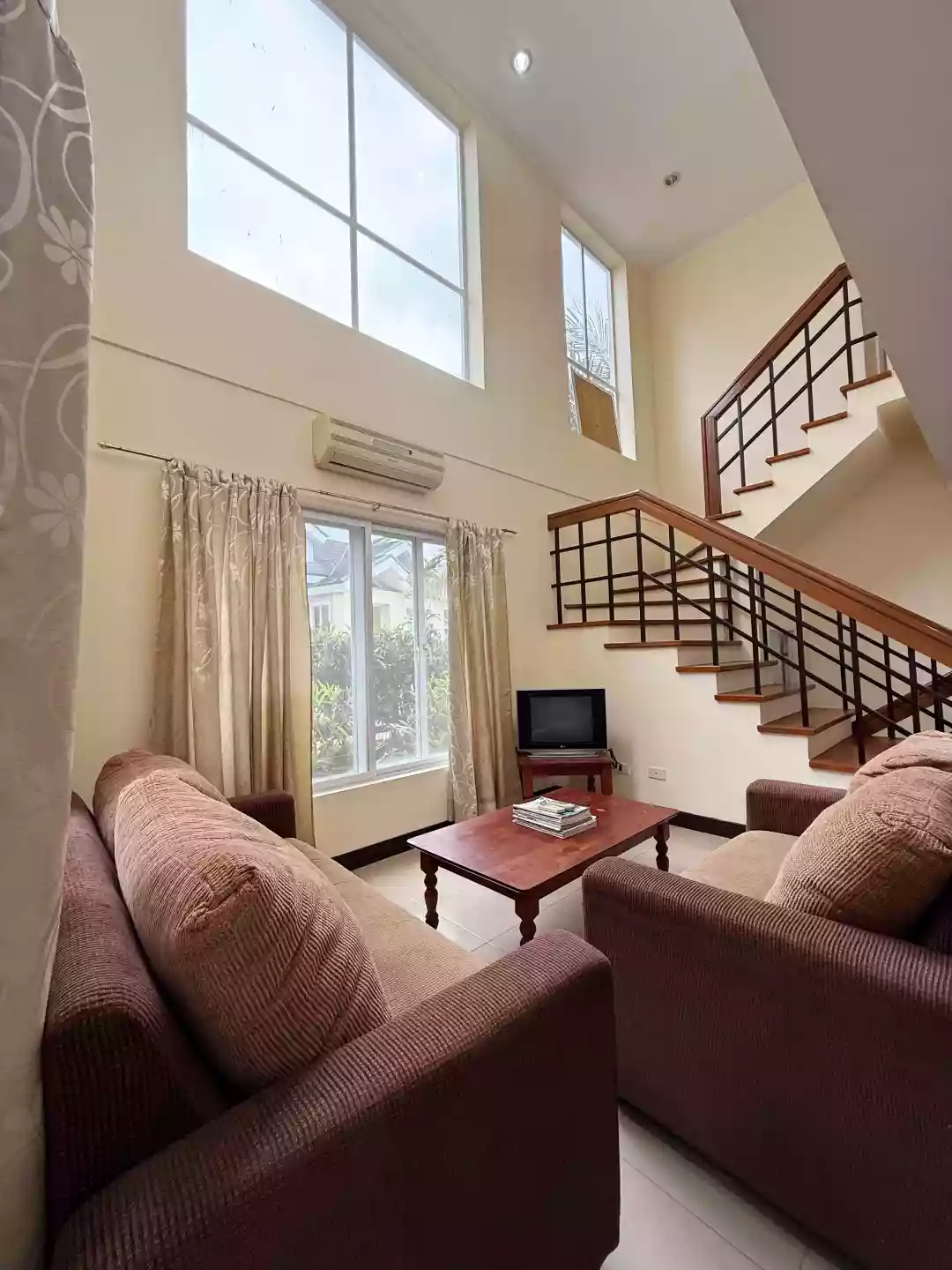 Stunning 3-Bedroom Townhouse for Sale at The Courtyard, Canyonwoods — Townhouse in Lemery, Batangas, Philippines — Photo 2