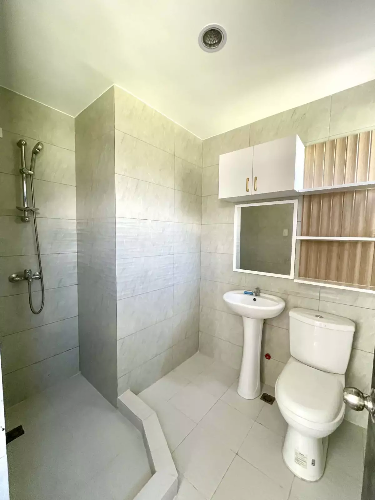 Elegant Spacious House and Lot for Sale in Minglanilla Highlands Phase 1 — House and Lot in Upper Pakigne Rd, Minglanilla, Cebu — Photo 6