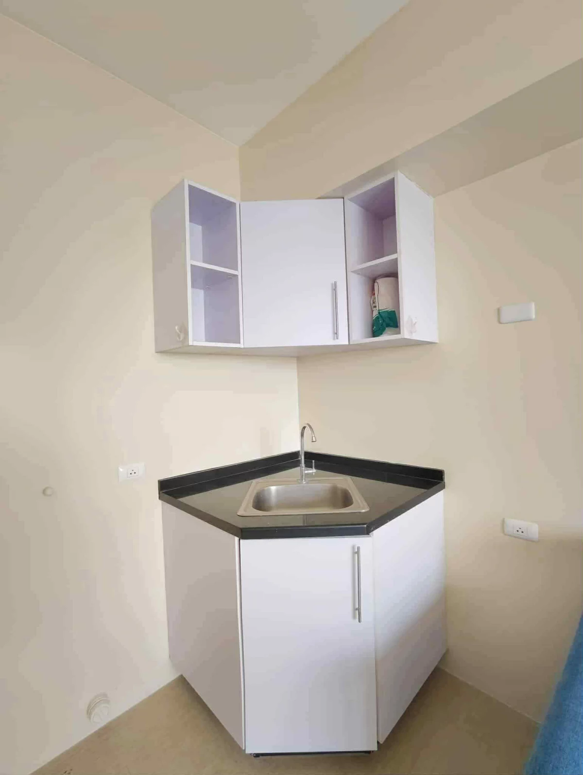 FULLY FURNISHED STUDIO UNIT — Studio in C. M. Recto, Poblacion District, Davao City — Photo 5