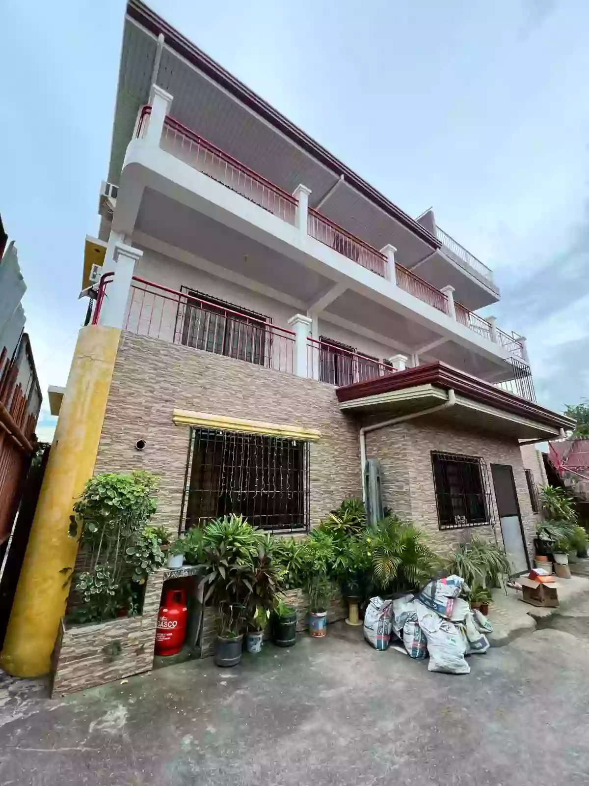 INCOME GENERATING PROPERTY 3 COMMERCIAL UNITS WITH 3 STOREY HOUSE AND 5 APARTMENTS