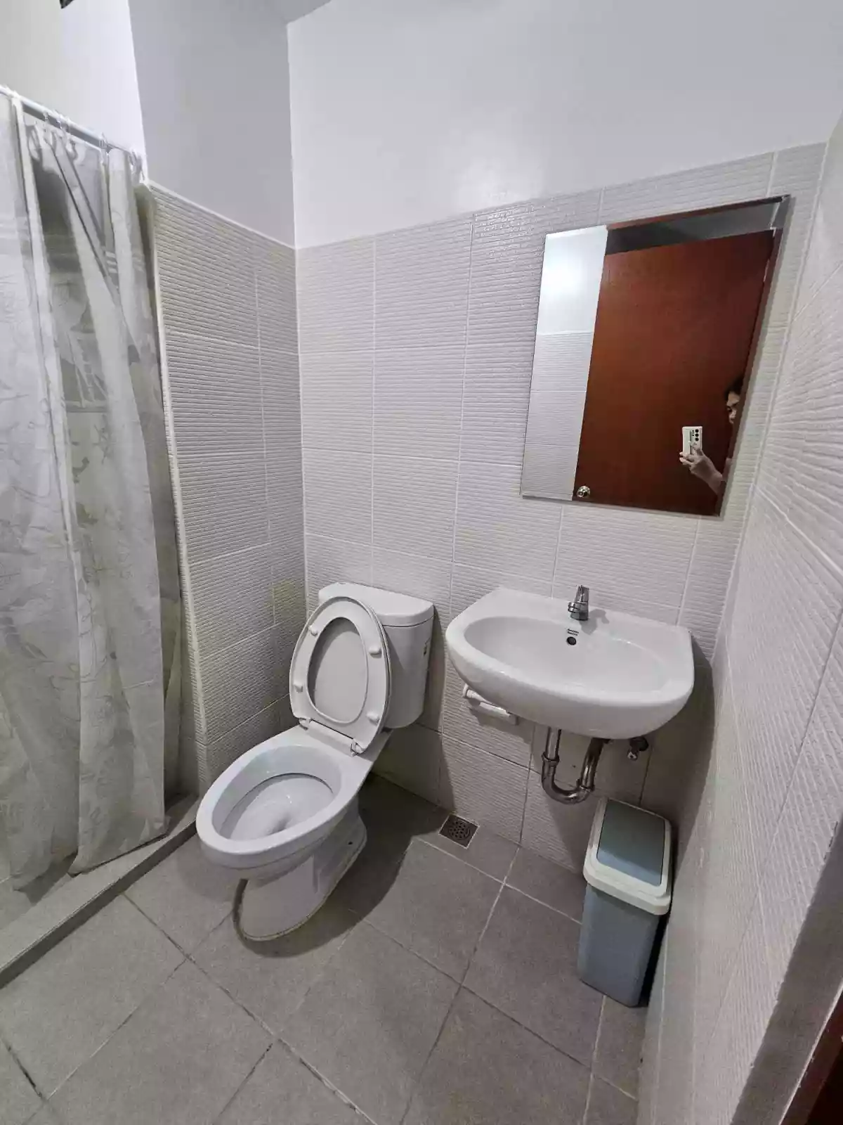 SEMI FURNSIHED CONDO IN MESAVIRRE FOR RENT — Studio in Negros Occidental, Philippines — Photo 2