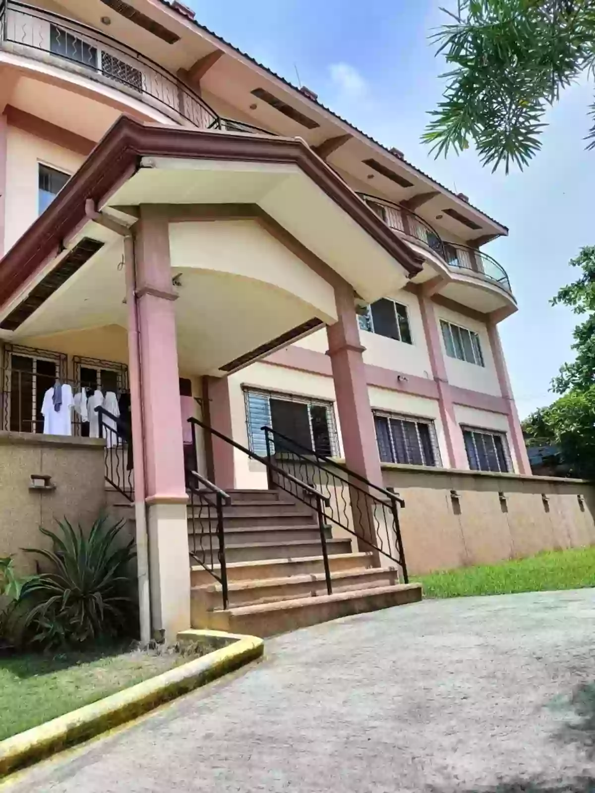 3 STOREY BUILDING WITH ROOF TOP AND 5 APARTMENT UNITS FOR SALE