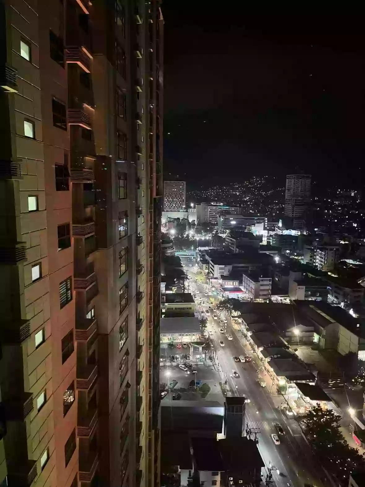 HORIZONS 101 2 BEDROOM unit - Fully Furnished FOR SALE — 2 Bedrooms in Cogon Ramos, Cebu City, Cebu — Photo 5