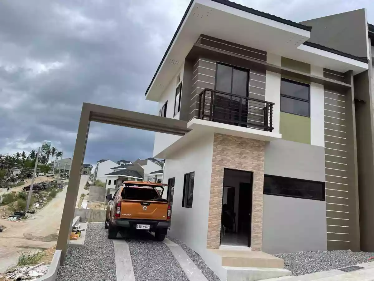 Corner House and Lot in Minglanilla Highlands