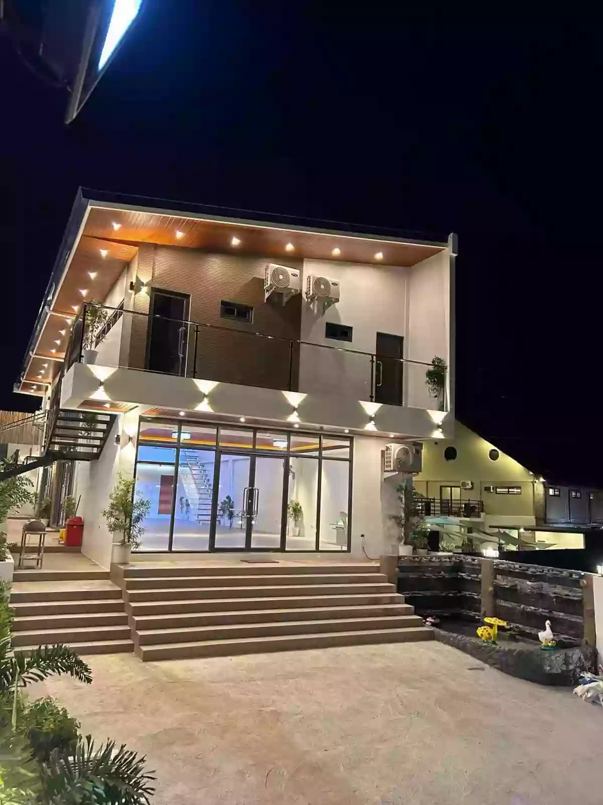 BRANDNEW 4-STOREY LUXURIOUS PRIVATE RESORT WITH BASEMENT + 2-STOREY EVENTS PLACE FOR SALE — Building in Laguna, Philippines — Photo 4