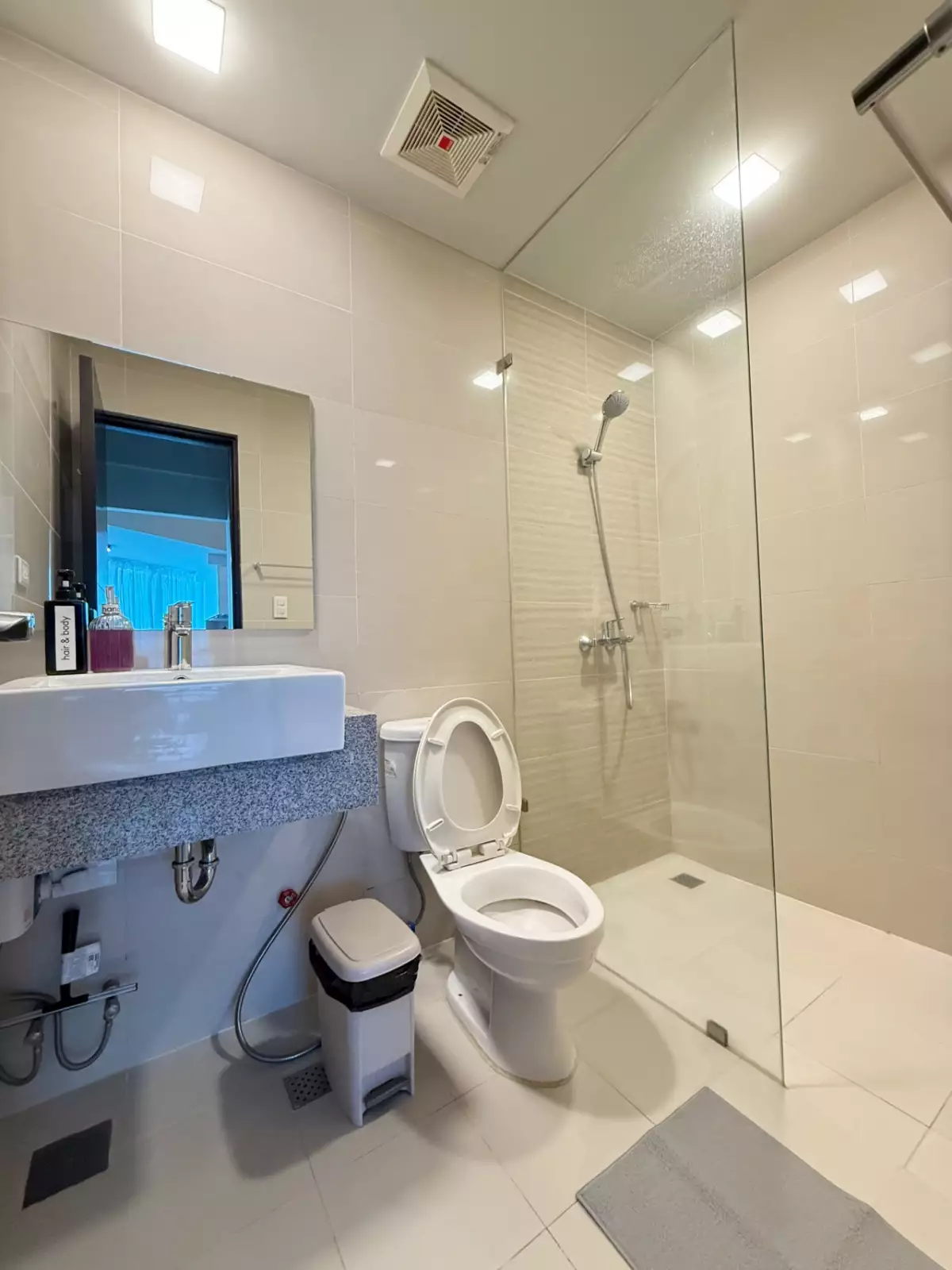 Modern 2Bedroom Condo with Balcony For Sale at Uptown Parksuites, BGC — 2 Bedrooms in 38th Street, Taguig, Metro Manila — Photo 5