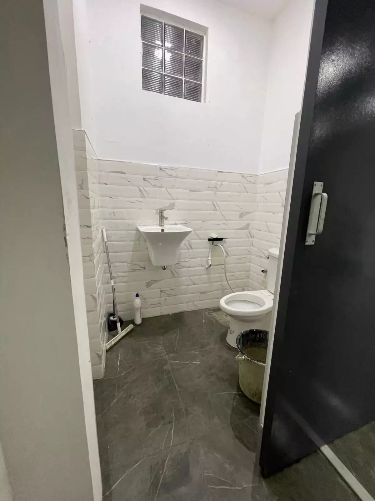 Commercial space for rent — Space in Cebu, Philippines — Photo 2