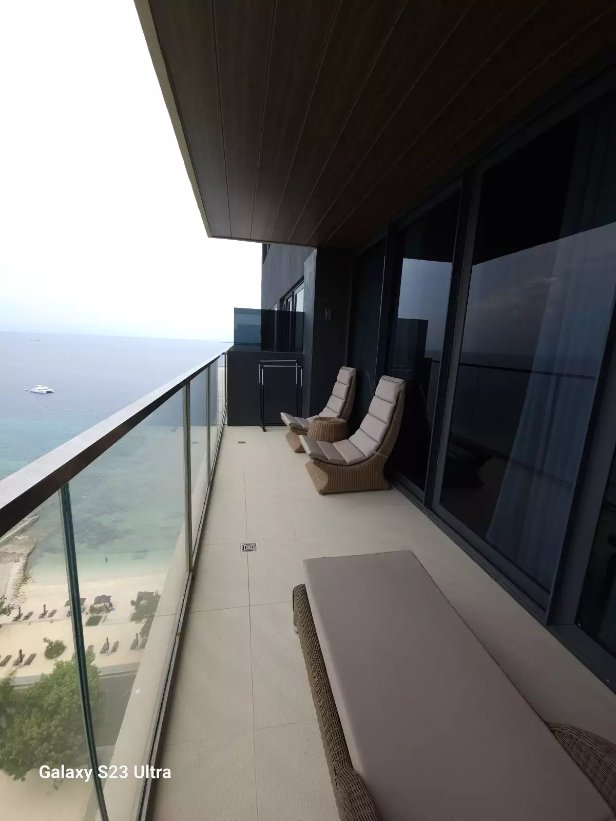 STUDIO UNIT FULLY FURNISHED 63 SQM. IN THE REEF RESIDENCES, LAPU-LAPU CITY — Studio in Lapu-Lapu City, Philippines — Photo 5