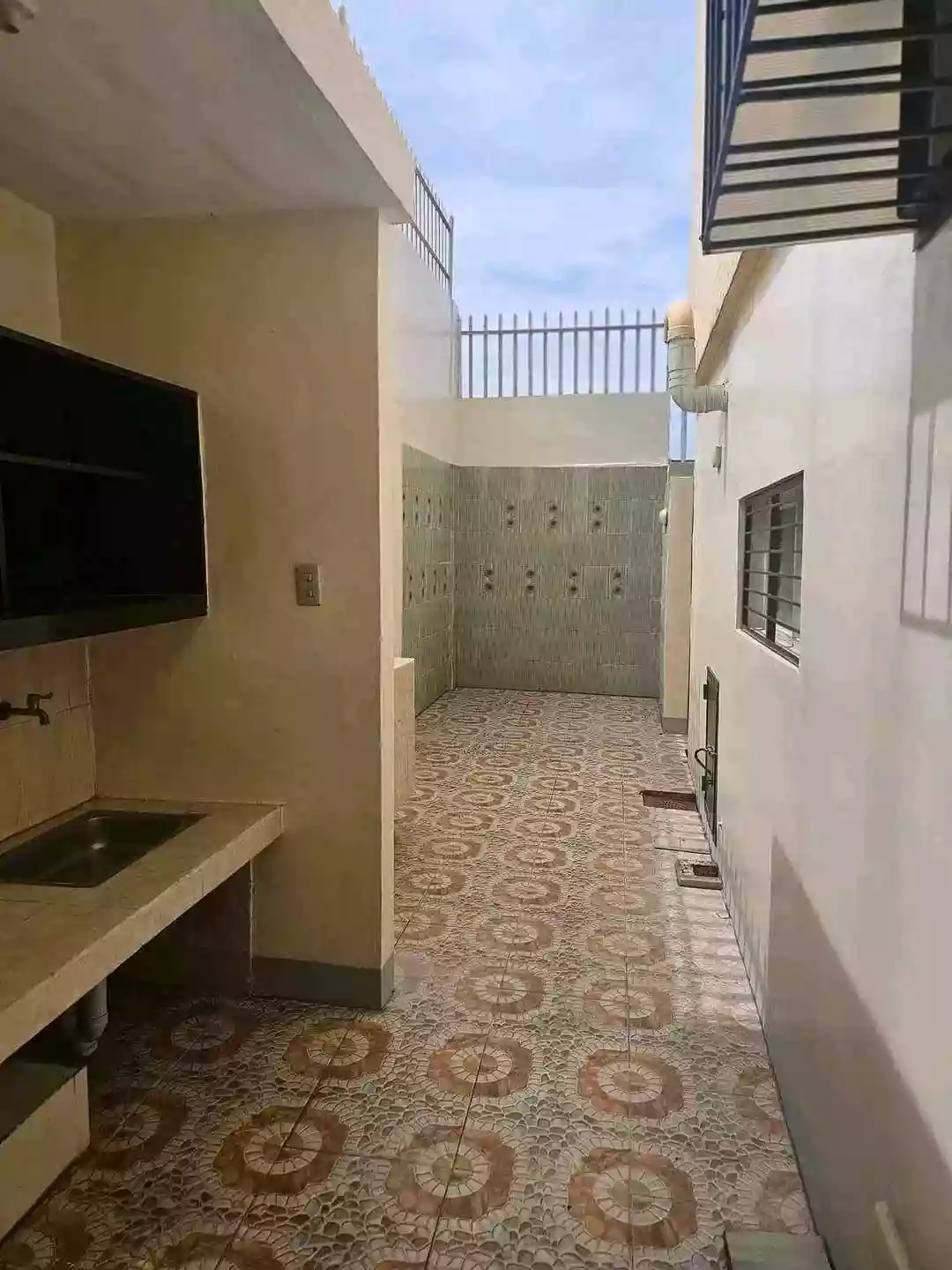 House & Lot For Sale ( Exclusive Subd ) in the main road of McArthur Highway Valenzuela City — House and Lot in Valenzuela City — Photo 3