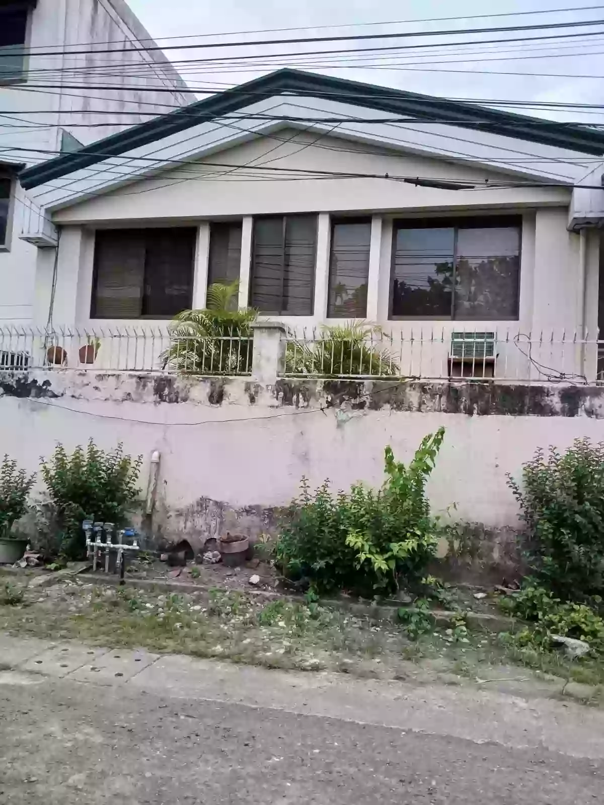 Open photo 11 of 18 — House and Lot for Sale in Horseshoe drive banawa