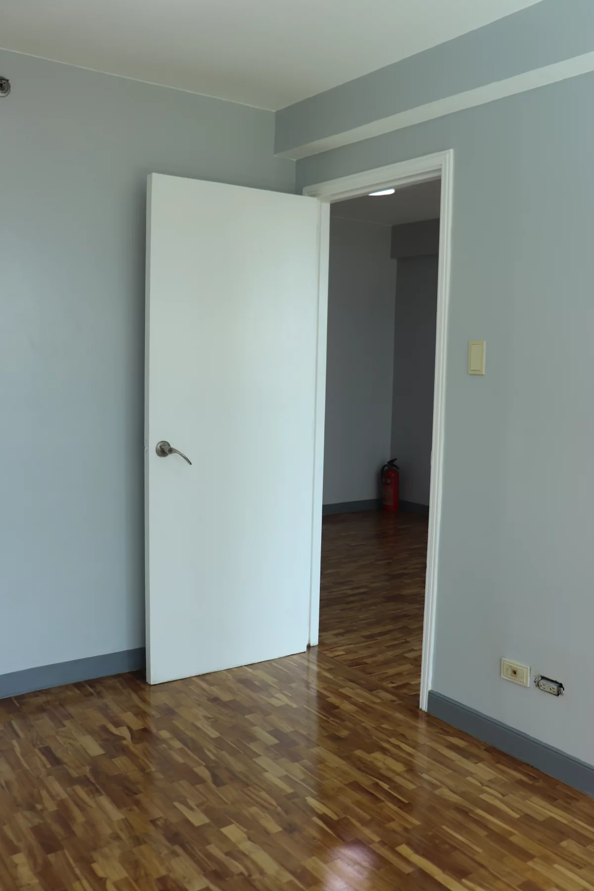 Open photo 11 of 13 — RUSH SALE FULLY FURNISHED 1 BEDROOM UNIT - Oriental Gardens Makati condo - Unit 10-i 