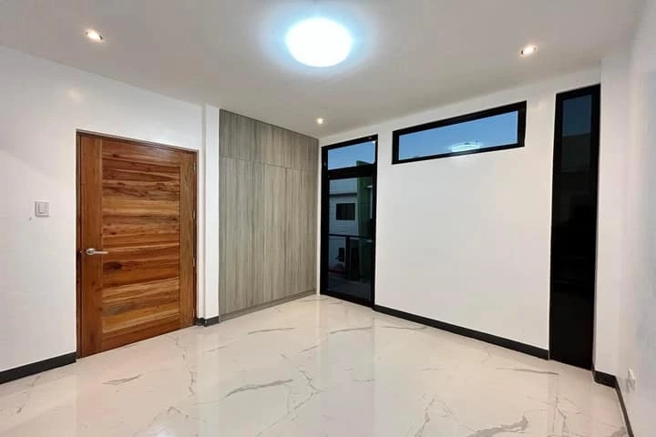 HOUSE AND LOT FOR SALE — House and Lot in Cebu, Philippines — Photo 2
