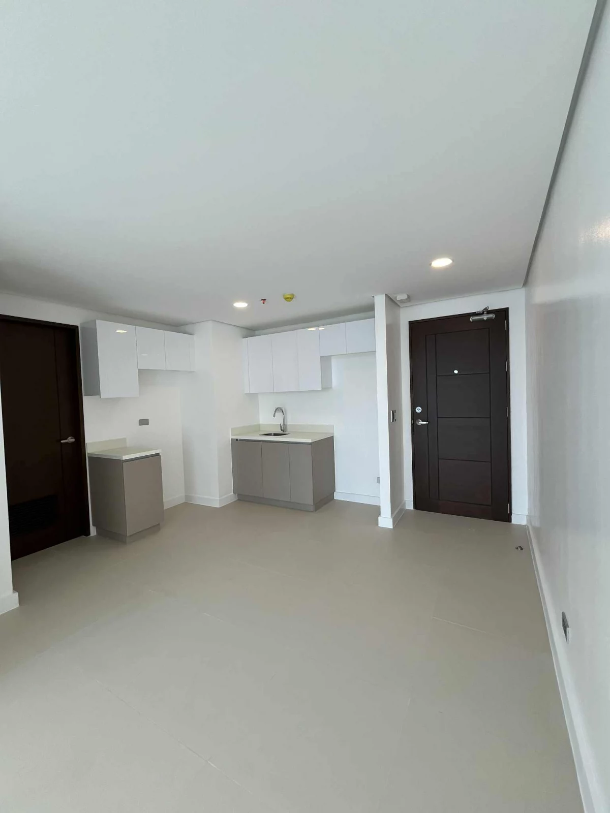 Open photo 13 of 18 — FOR SALE 1 BR PREMIUM CORNER UNIT WITH PARKING AND BALCONY IN 38TH PARK AVENUE