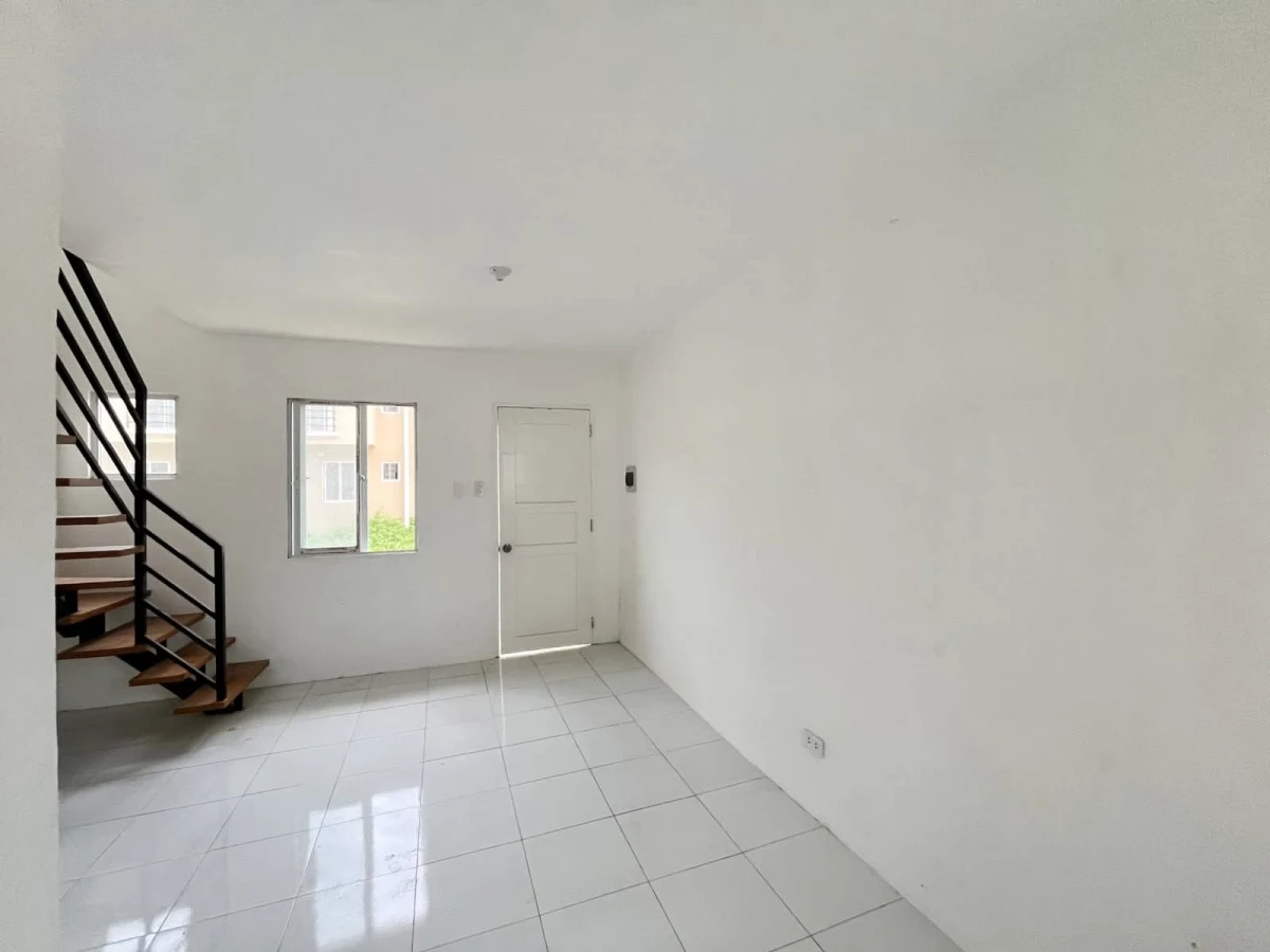 HOUSE AND LOT FOR ASSUME — Townhouse in Cebu, Philippines — Photo 5