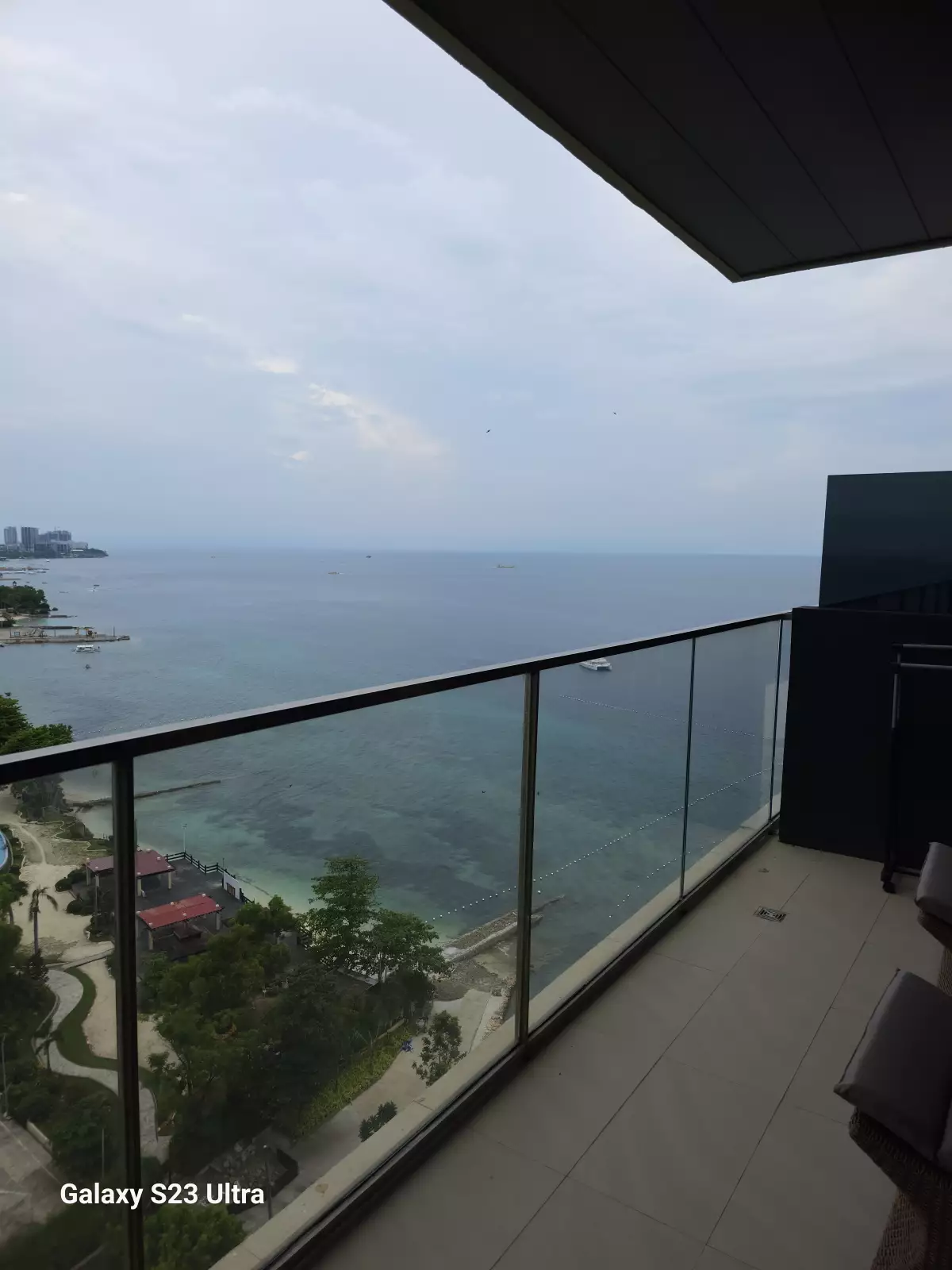 STUDIO UNIT FULLY FURNISHED 63 SQM. IN THE REEF RESIDENCES, LAPU-LAPU CITY — Studio in Lapu-Lapu City, Philippines — Photo 3