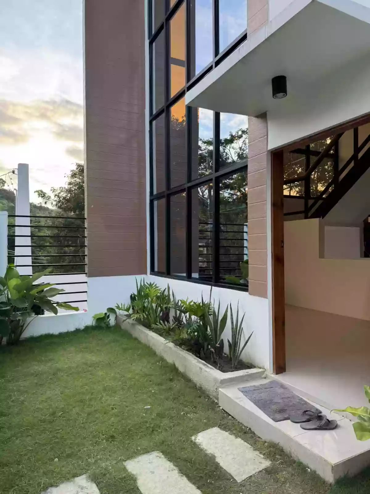 FOR SALE! BRAND NEW HOUSE AND LOT WITH SWIMMING POOL (RFO)