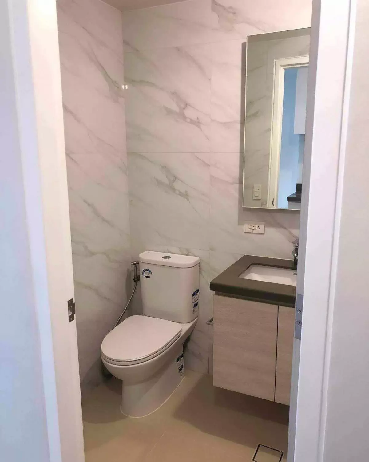 MANDANI BAY SUITES BANK ASSUME STUDIO UNIT SEAVIEW — Studio in F.E. Zuellig Avenue, Mandaue City, Philippines — Photo 4