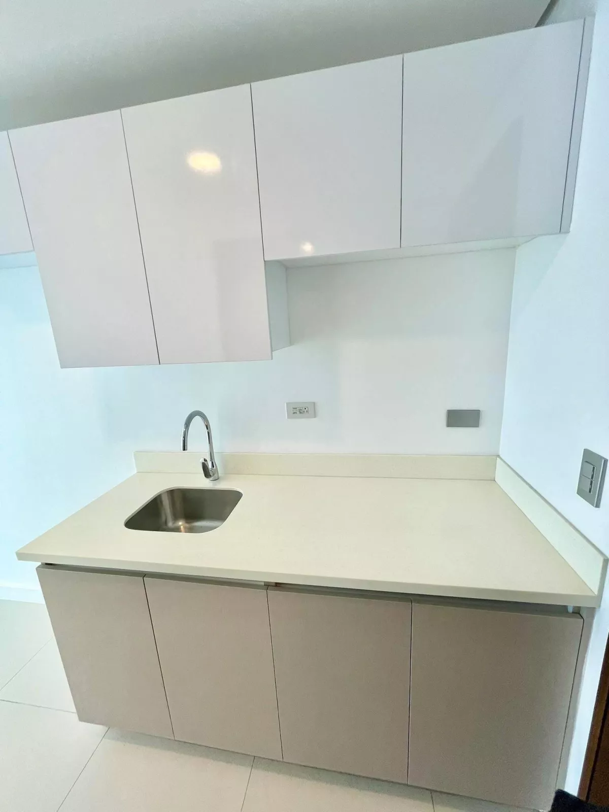 Open photo 11 of 14 — 38 PARK STUDIO | FOR SALE 