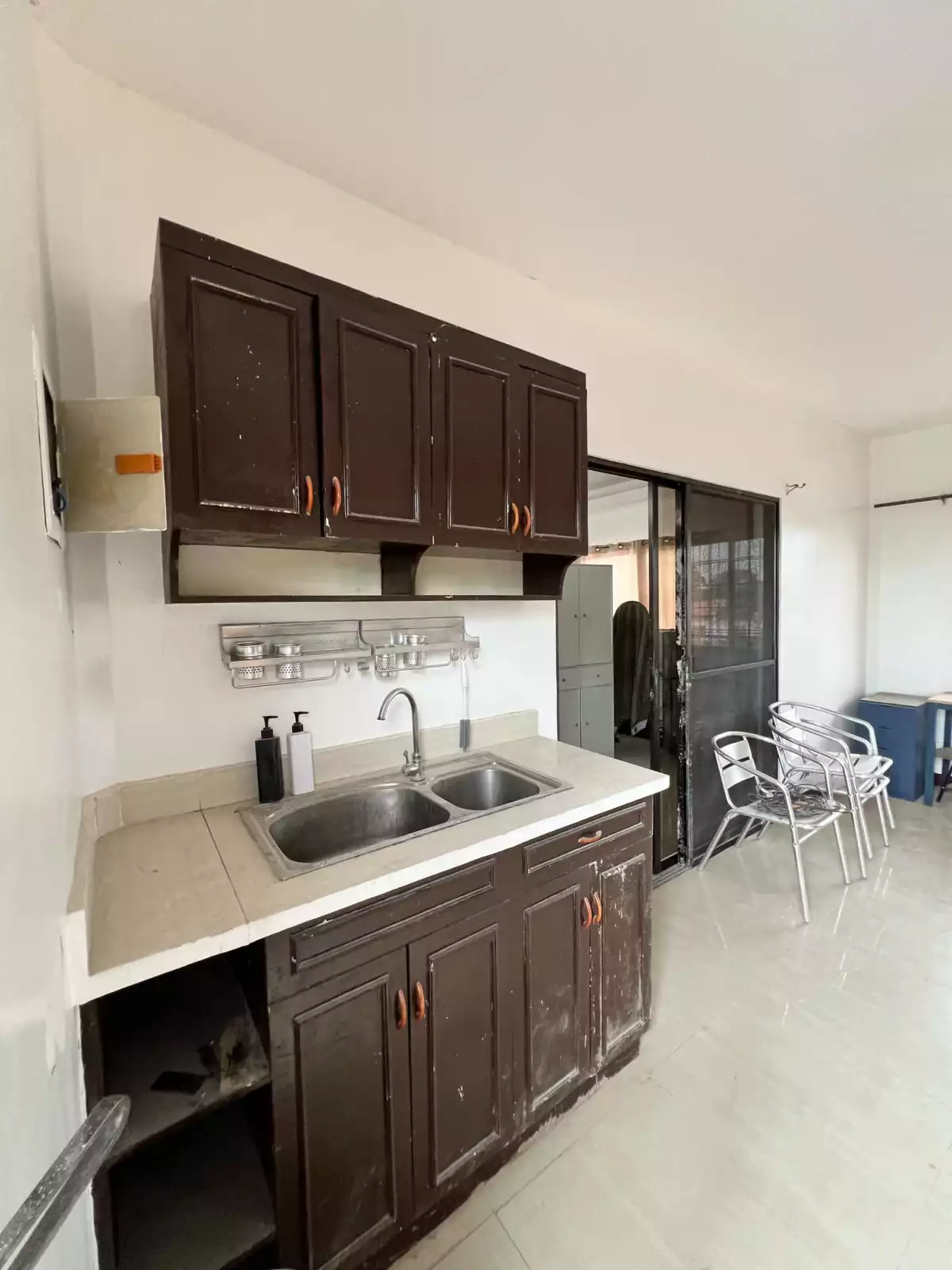 INCOME GENERATING PROPERTY 3 COMMERCIAL UNITS WITH 3 STOREY HOUSE AND 5 APARTMENTS — Apartment in Cebu, Philippines — Photo 3