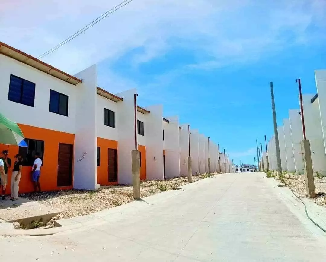 SACRIFICE SALE BARE UNIT IN TALISAY — Townhouse in Talisay City, Cebu, Philippines — Photo 6