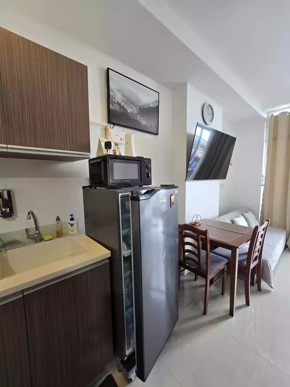 Studio Unit w/ Balcony facing Osmeña Blvd for sale — Studio — Photo 4