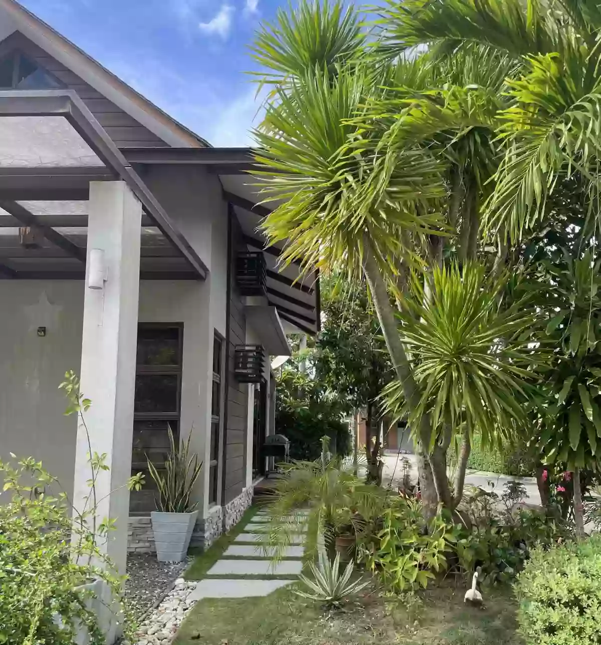 Open photo 20 of 23 — FOR SALE Luxurious House at Aduna Beach Villas Danao