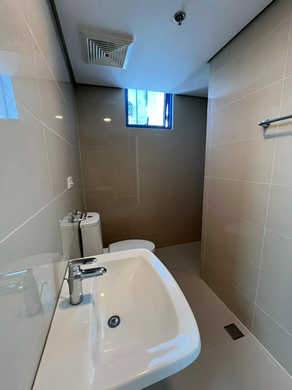 Open photo 18 of 18 — FOR SALE 1 BR PREMIUM CORNER UNIT WITH PARKING AND BALCONY IN 38TH PARK AVENUE