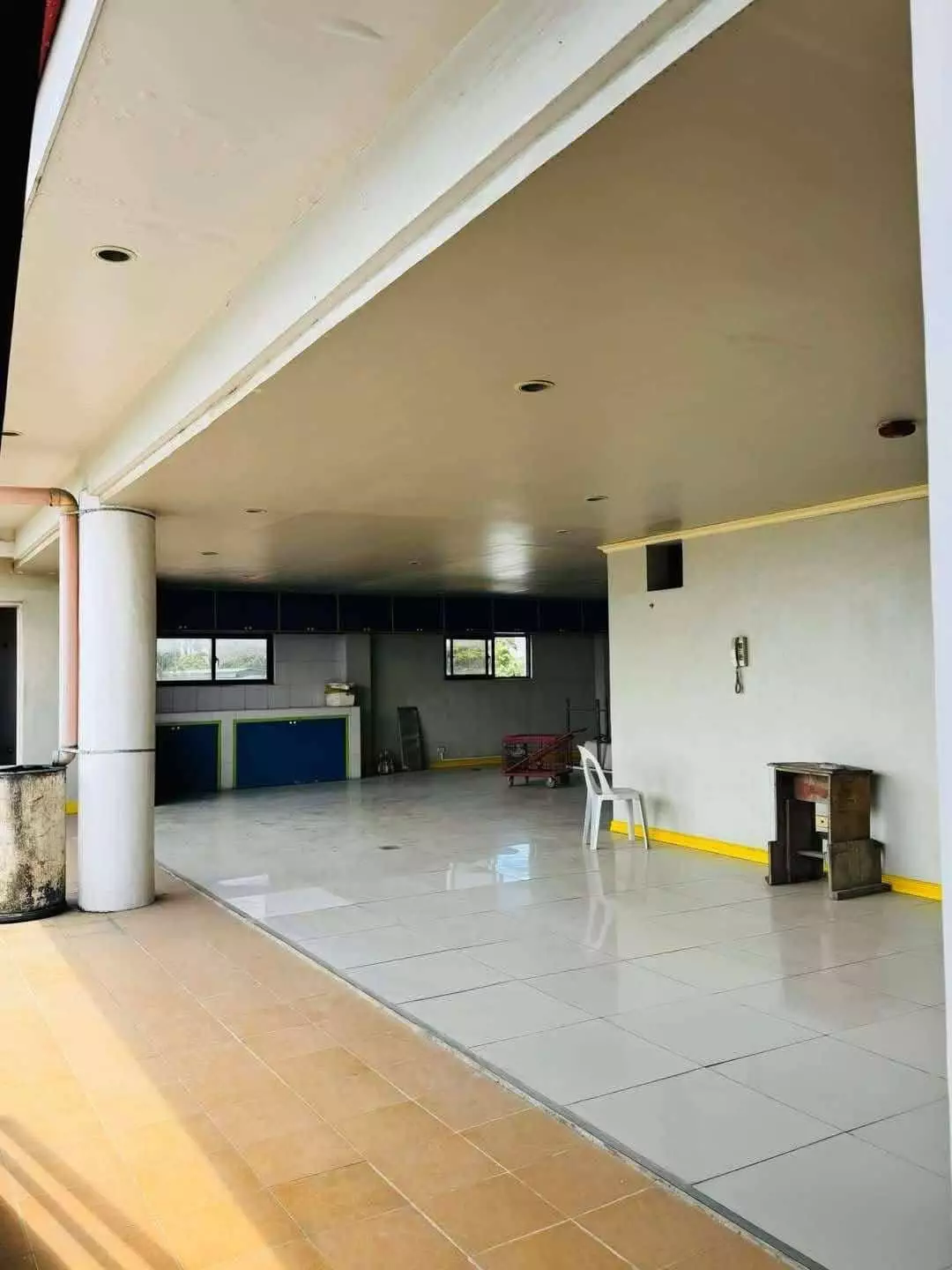 SPACIOUS COMMERCIAL BUILDING FOR RENT!