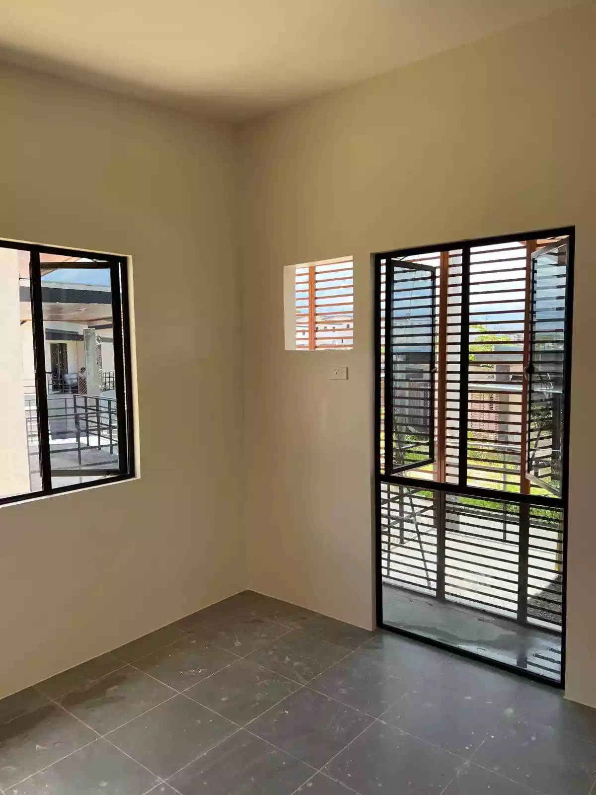 HOUSE AND LOT FOR SALE — House and Lot in Cebu, Philippines — Photo 4