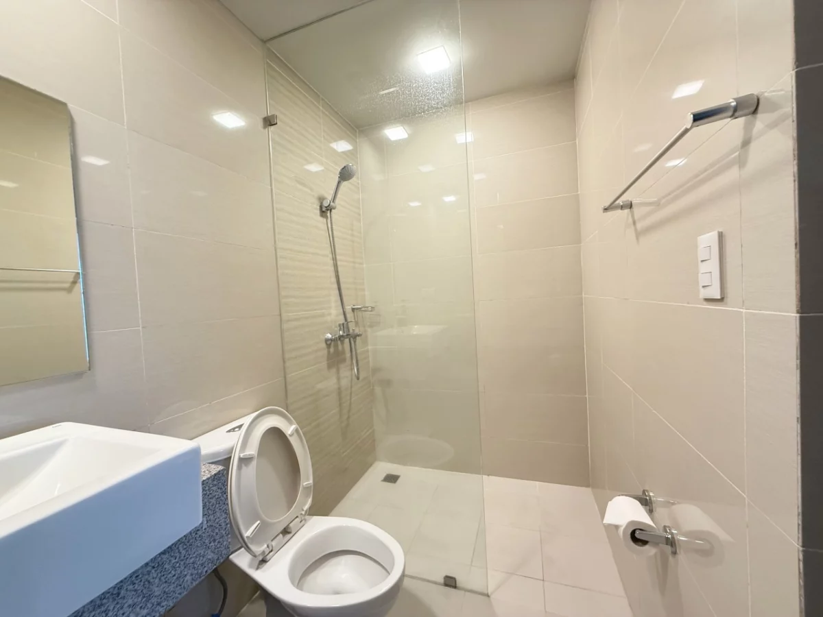 Modern 2Bedroom Condo with Balcony For Sale at Uptown Parksuites, BGC — 2 Bedrooms in 38th Street, Taguig, Metro Manila — Photo 6