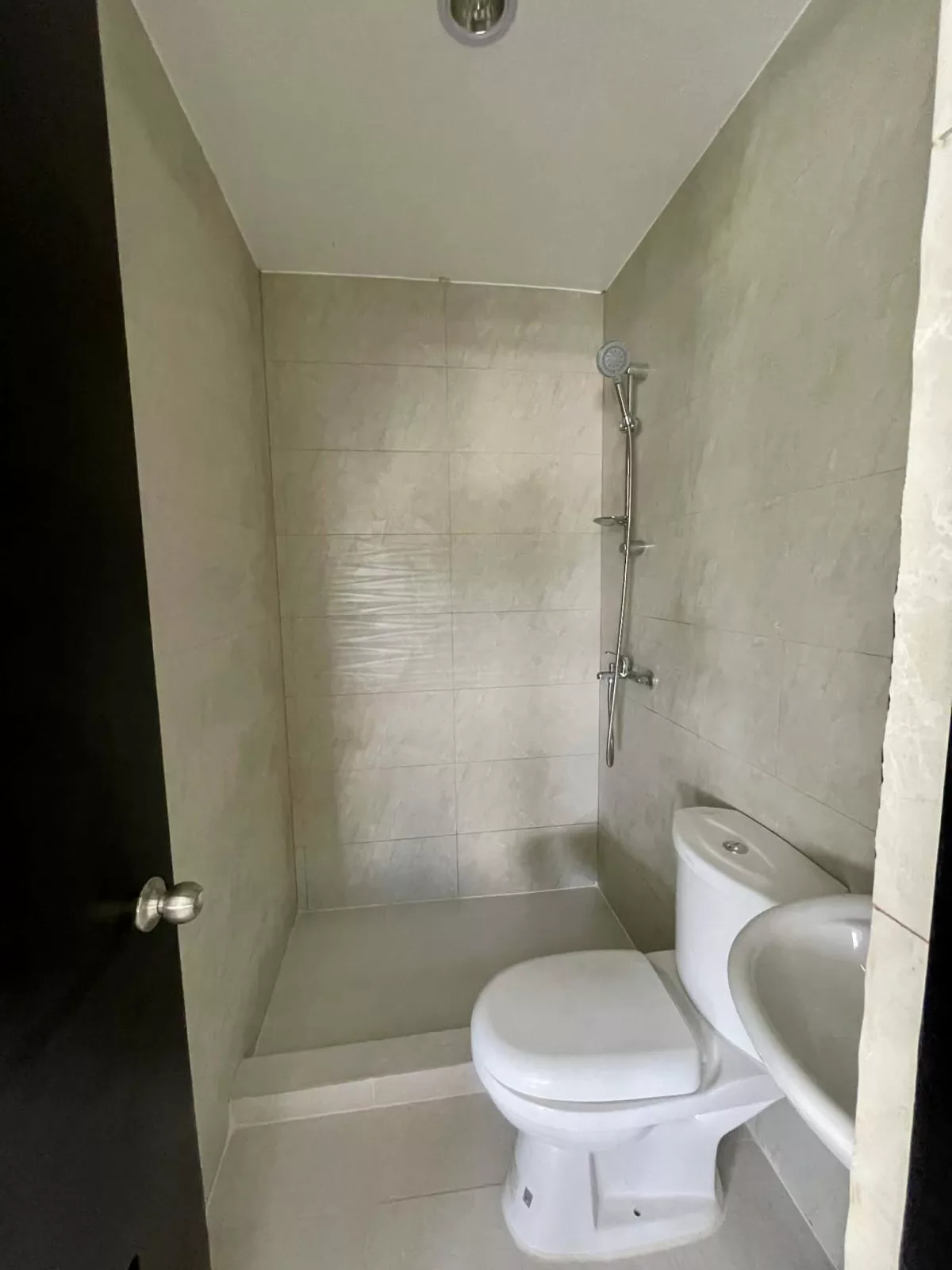 Elegant Spacious House and Lot for Sale in Minglanilla Highlands Phase 1 — House and Lot in Upper Pakigne Rd, Minglanilla, Cebu — Photo 4