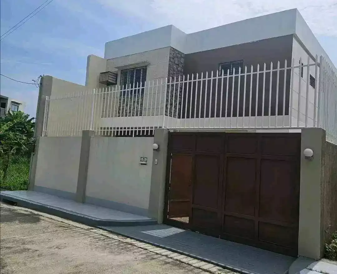 House & Lot For Sale ( Exclusive Subd ) in the main road of McArthur Highway Valenzuela City