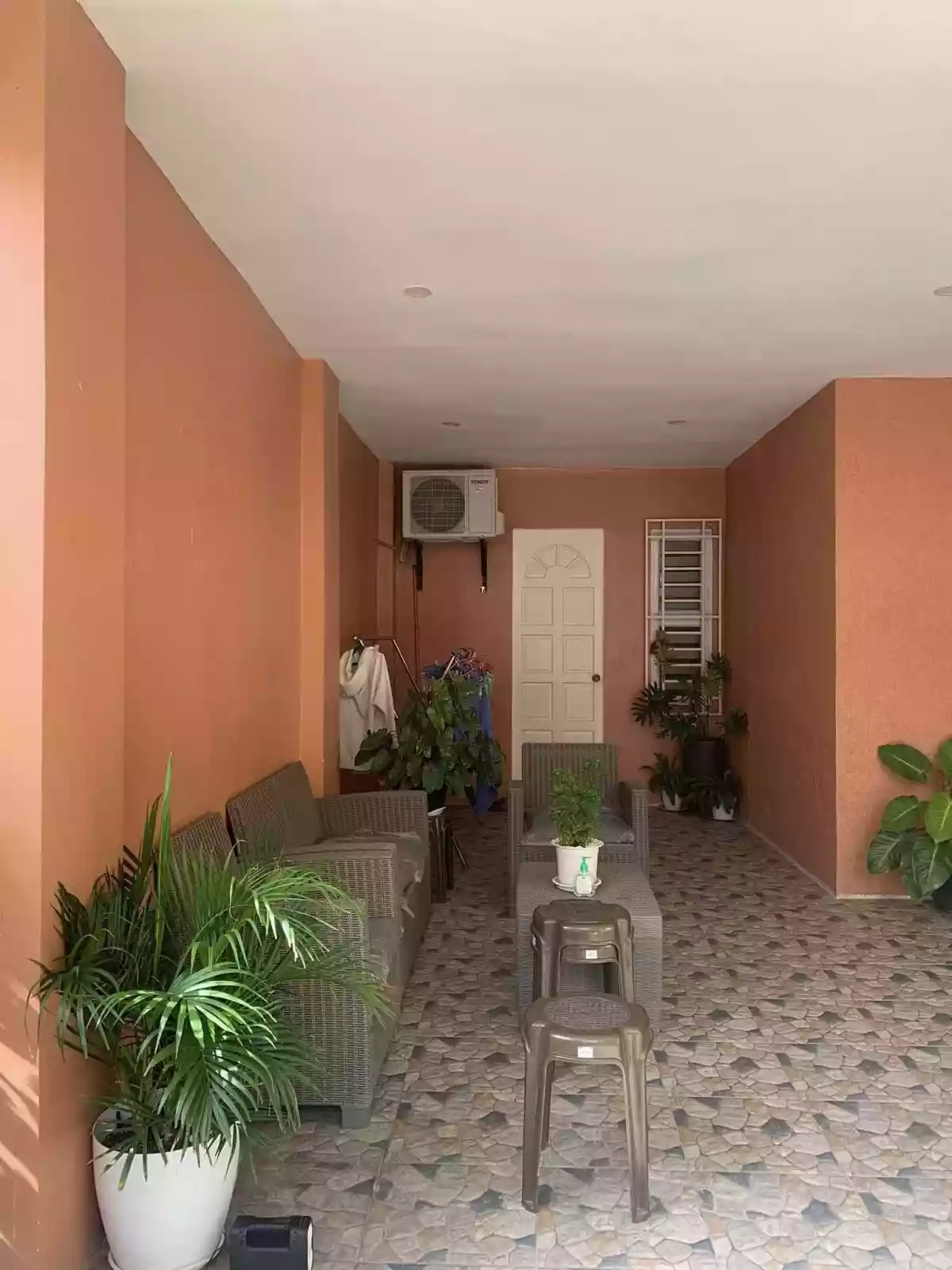 House and Lot 4 Bedrooms for Rush Sale in Lapu-lapu City — House and Lot in Lapu-Lapu City, Cebu, Philippines — Photo 2