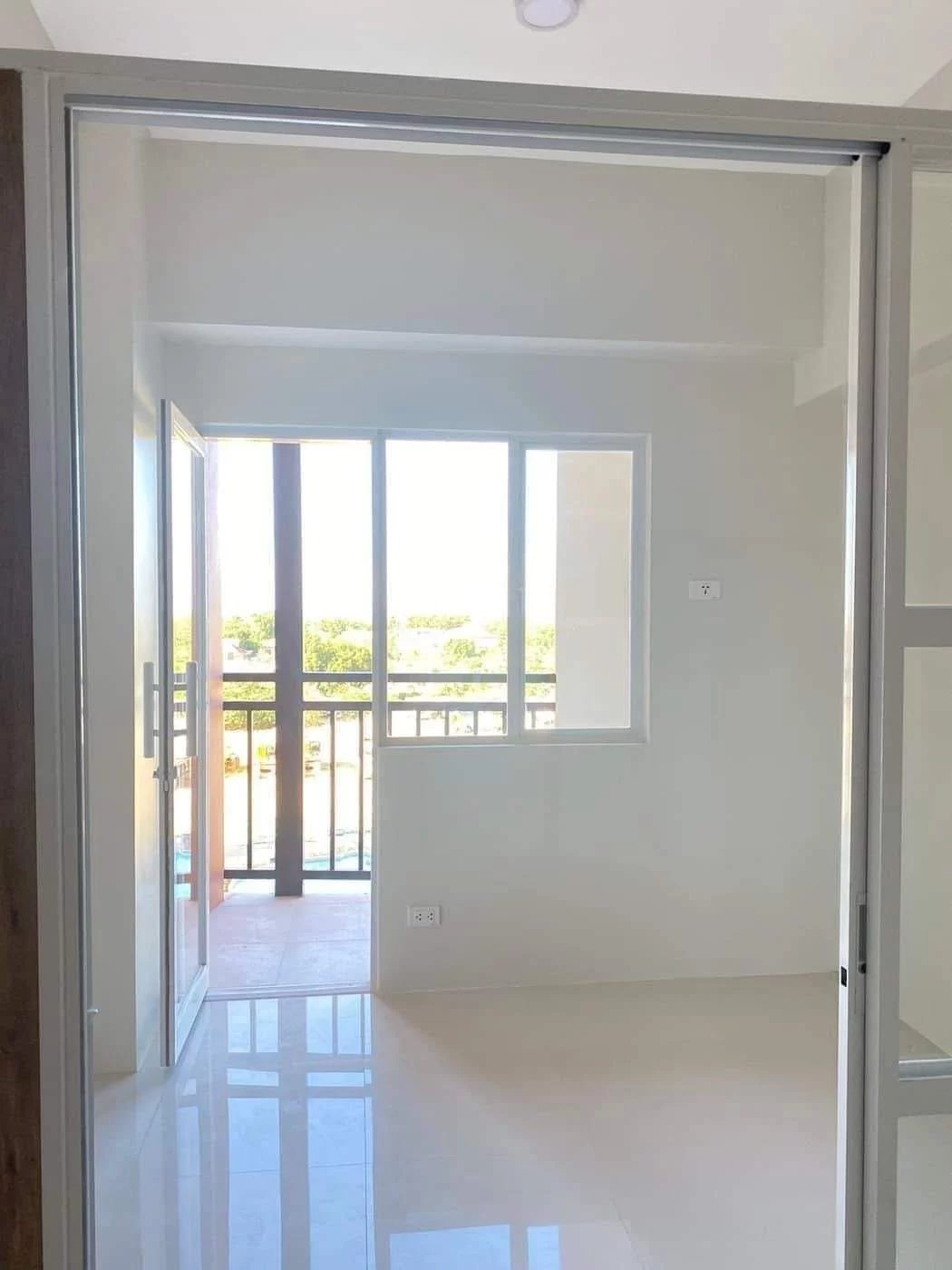For Assume One BR Condo with Parking Included at Primeworld District Mactan — 1 Bedroom in Lapu Lapu City, Cebu — Photo 5
