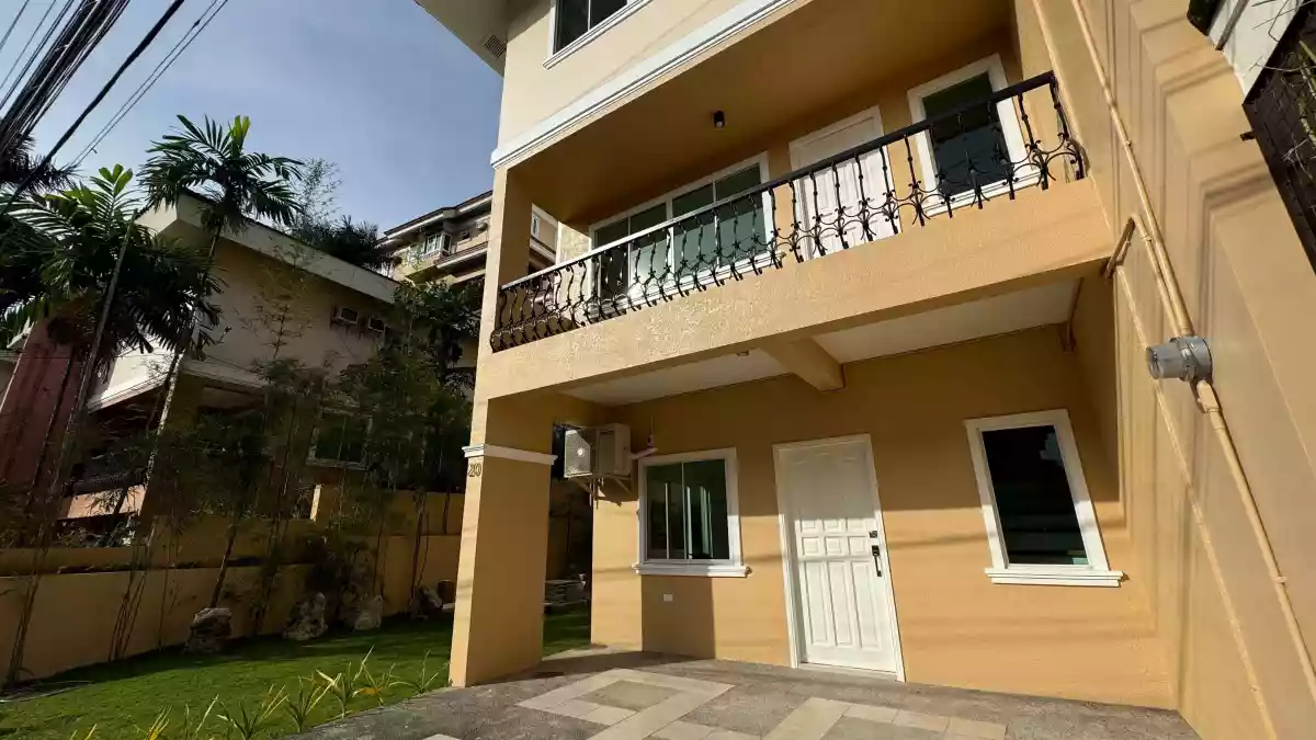 Open photo 12 of 15 —  Duplex House For Sale in Hacienda Salinas