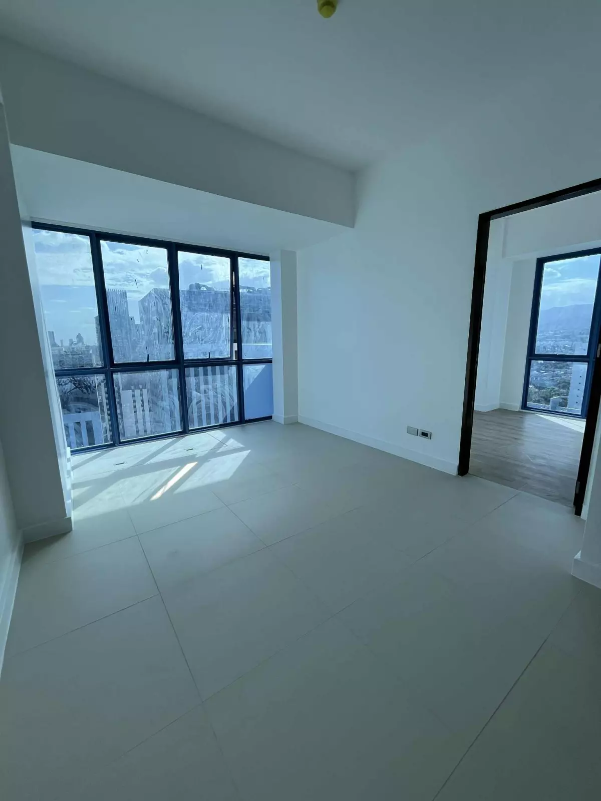 Open photo 12 of 18 — FOR SALE 1 BR PREMIUM CORNER UNIT WITH PARKING AND BALCONY IN 38TH PARK AVENUE