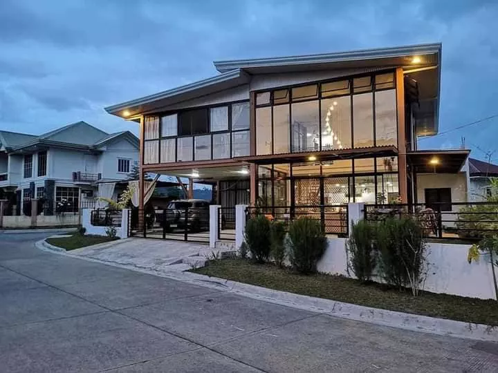 4 BEDS GLASS HOUSE NEAR DOWNTOWN AREA