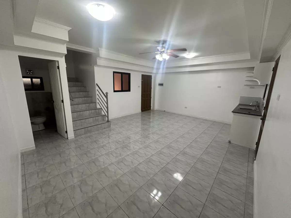 4 bedroom and newly built townhouse for rent — Townhouse in Cebu South Road, Minglanilla, Cebu — Photo 2