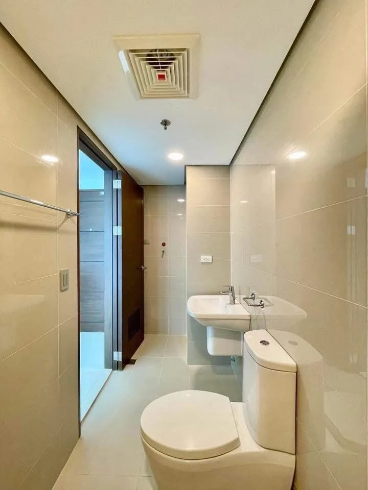 Open photo 11 of 14 — 38 PARK STUDIO | FOR SALE 