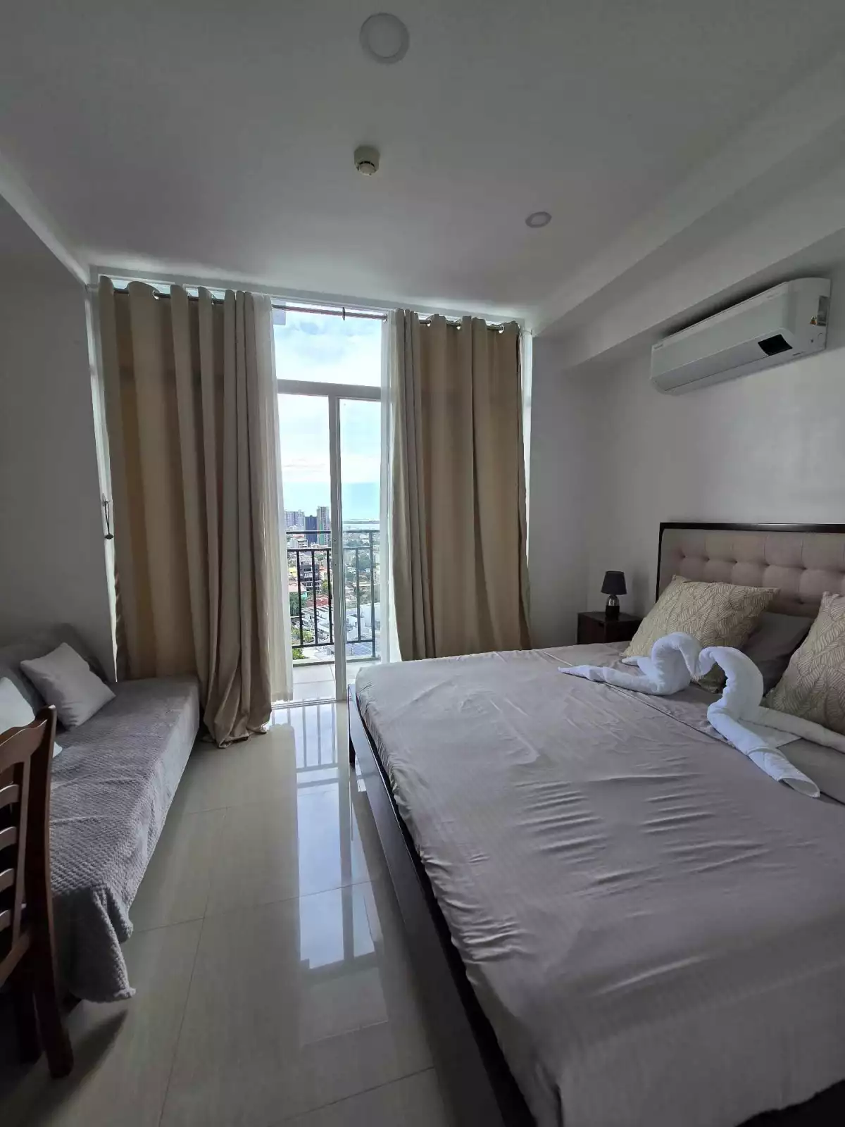 Studio Unit w/ Balcony facing Osmeña Blvd for sale — Studio — Photo 6
