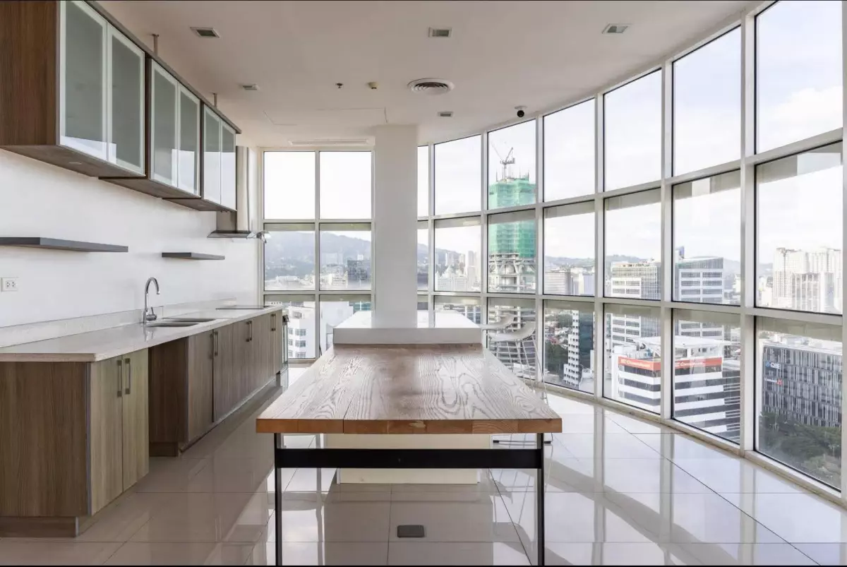 Open photo 12 of 19 — FOR SALE – Calyx Residences Executive Studio Corner Unit