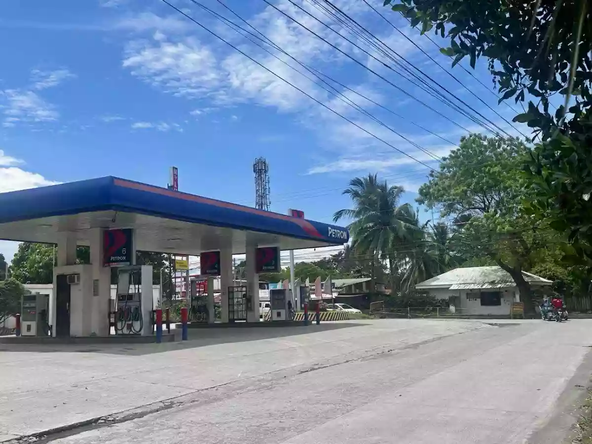 Commercial Property w/ existing Gas Station Business & Commercial Building — Building in Tiongson Street, General Santos City (Dadiangas), South Cotabato — Photo 3