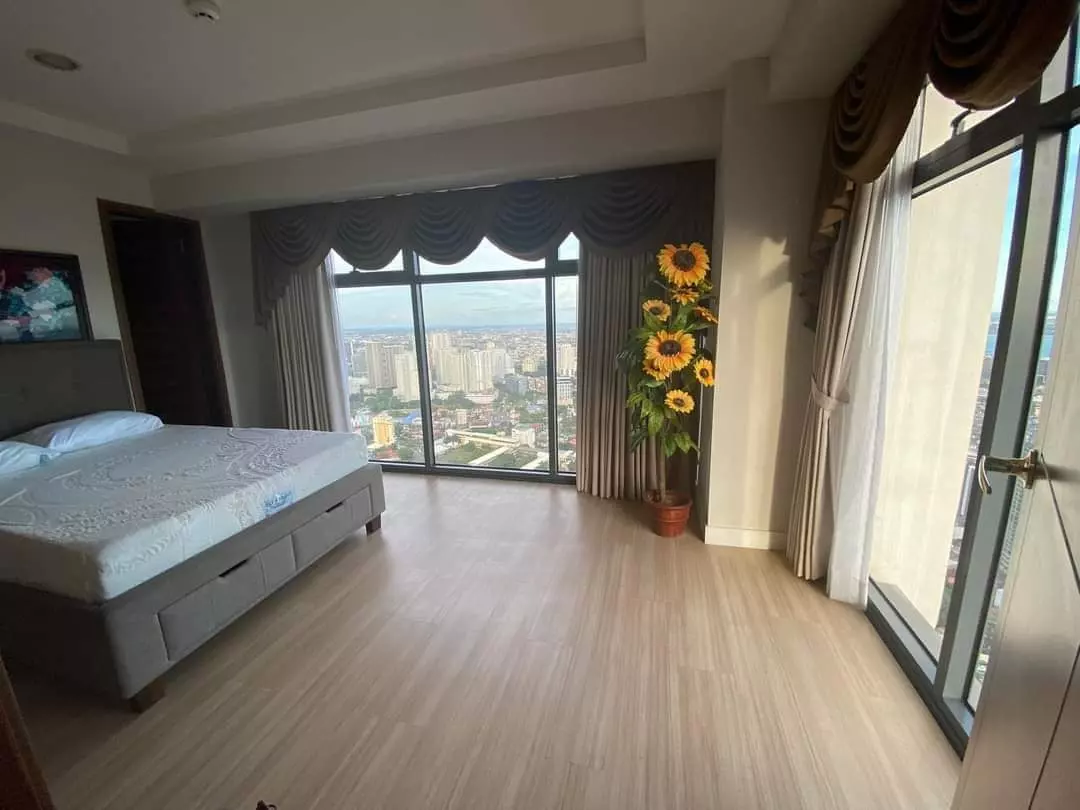 Super rush sale a million dollar view penthouse in Horizon 101