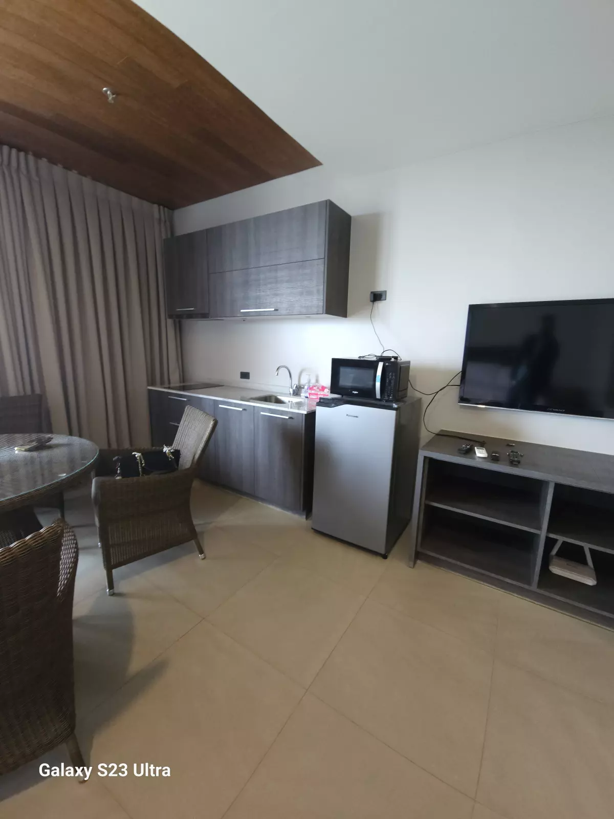 STUDIO UNIT FULLY FURNISHED 63 SQM. IN THE REEF RESIDENCES, LAPU-LAPU CITY — Studio in Lapu-Lapu City, Philippines — Photo 2