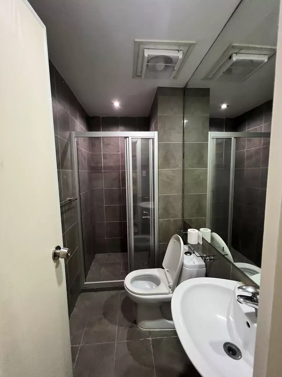 Makati Condo — 1 Bedroom — Photo 3