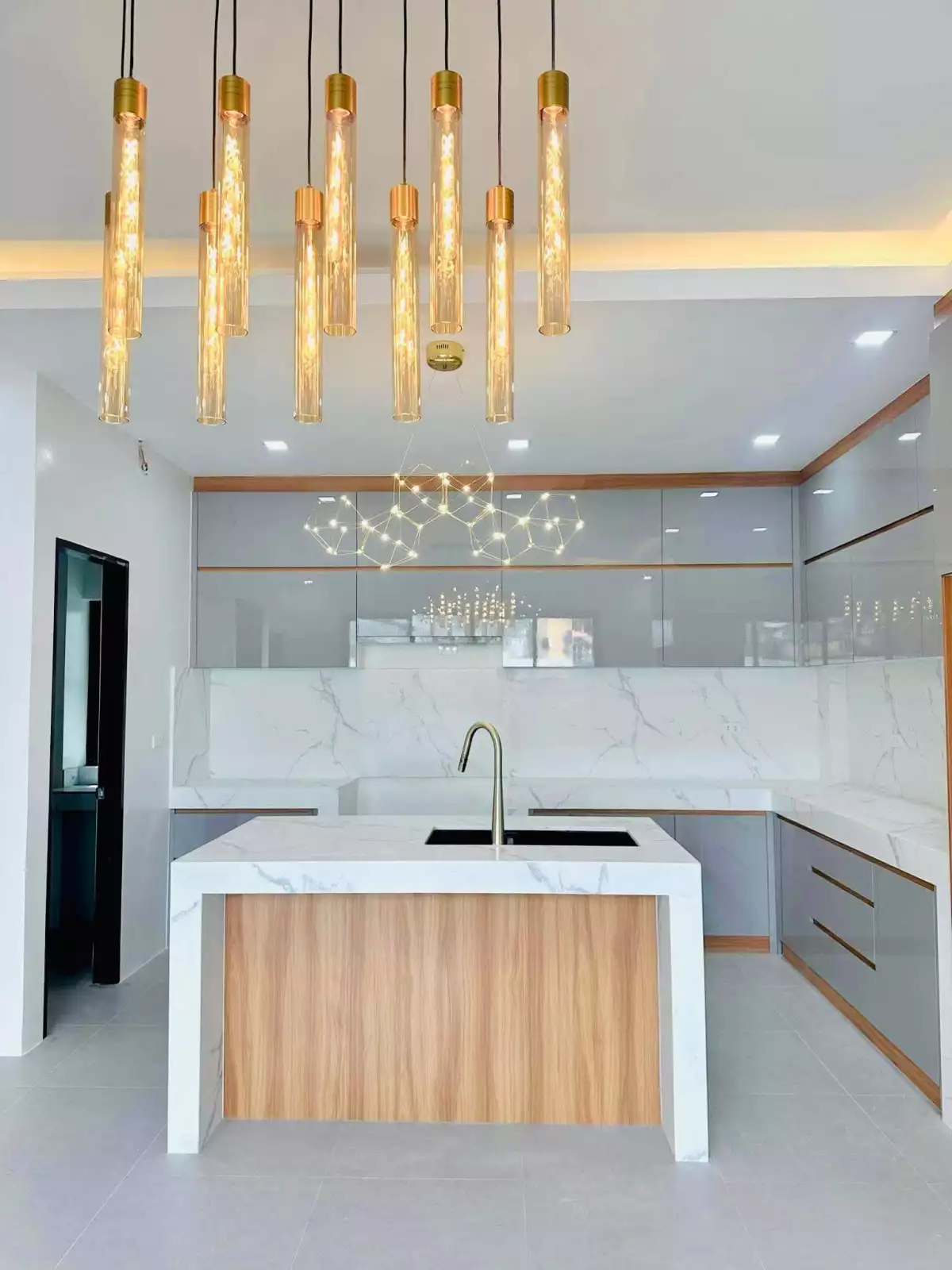 MODERN HOUSE FPR SALE INSIDE CEBU ROYALE ESTATE CONSOLACION 35M ONLY — House and Lot in Consolacion, Cebu, Philippines — Photo 2